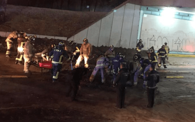 Retiran tráiler volcado en La Raza