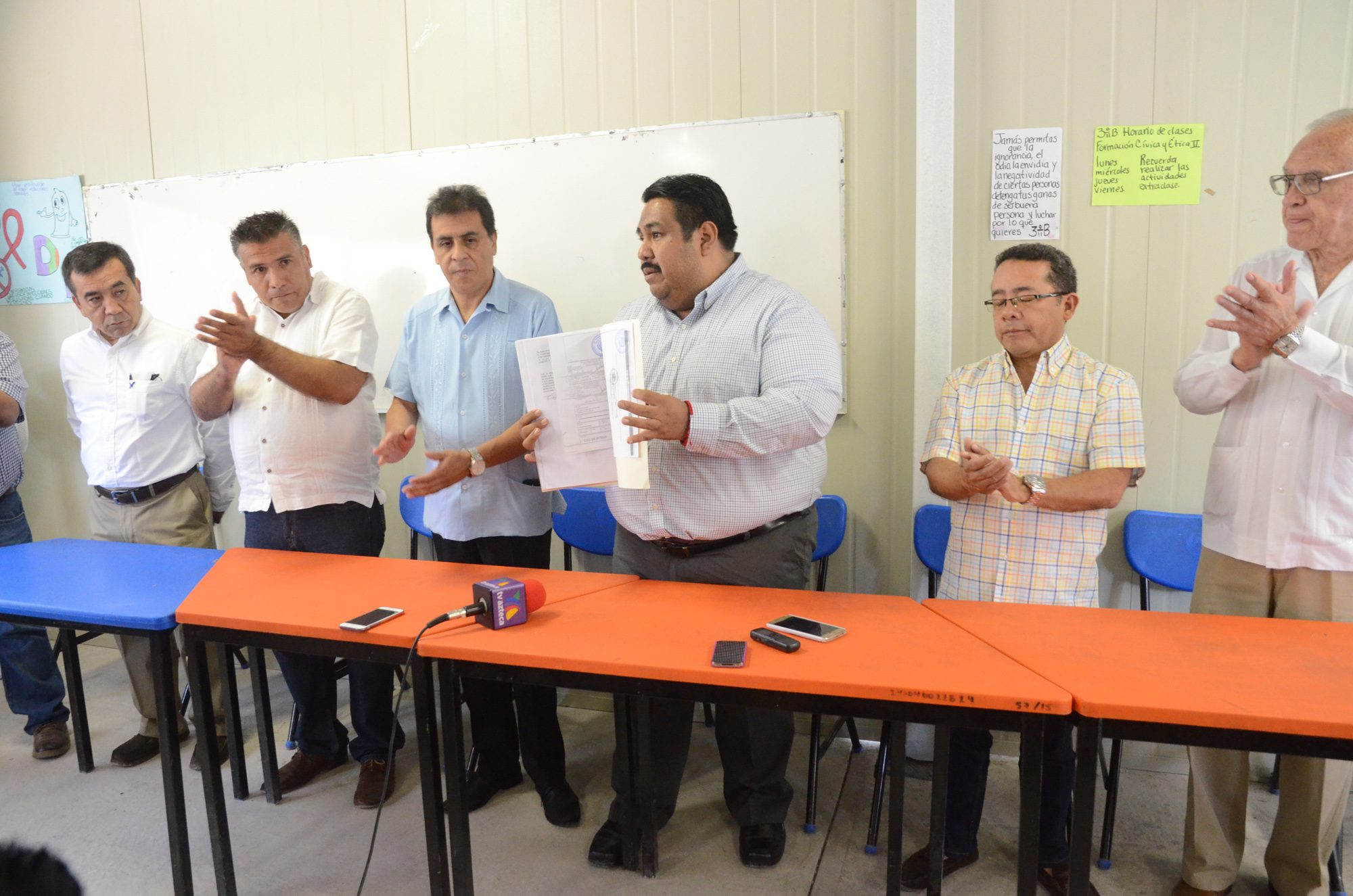 Entrega escrituras para la construcción de la escuela secundaria Gabino Barreda