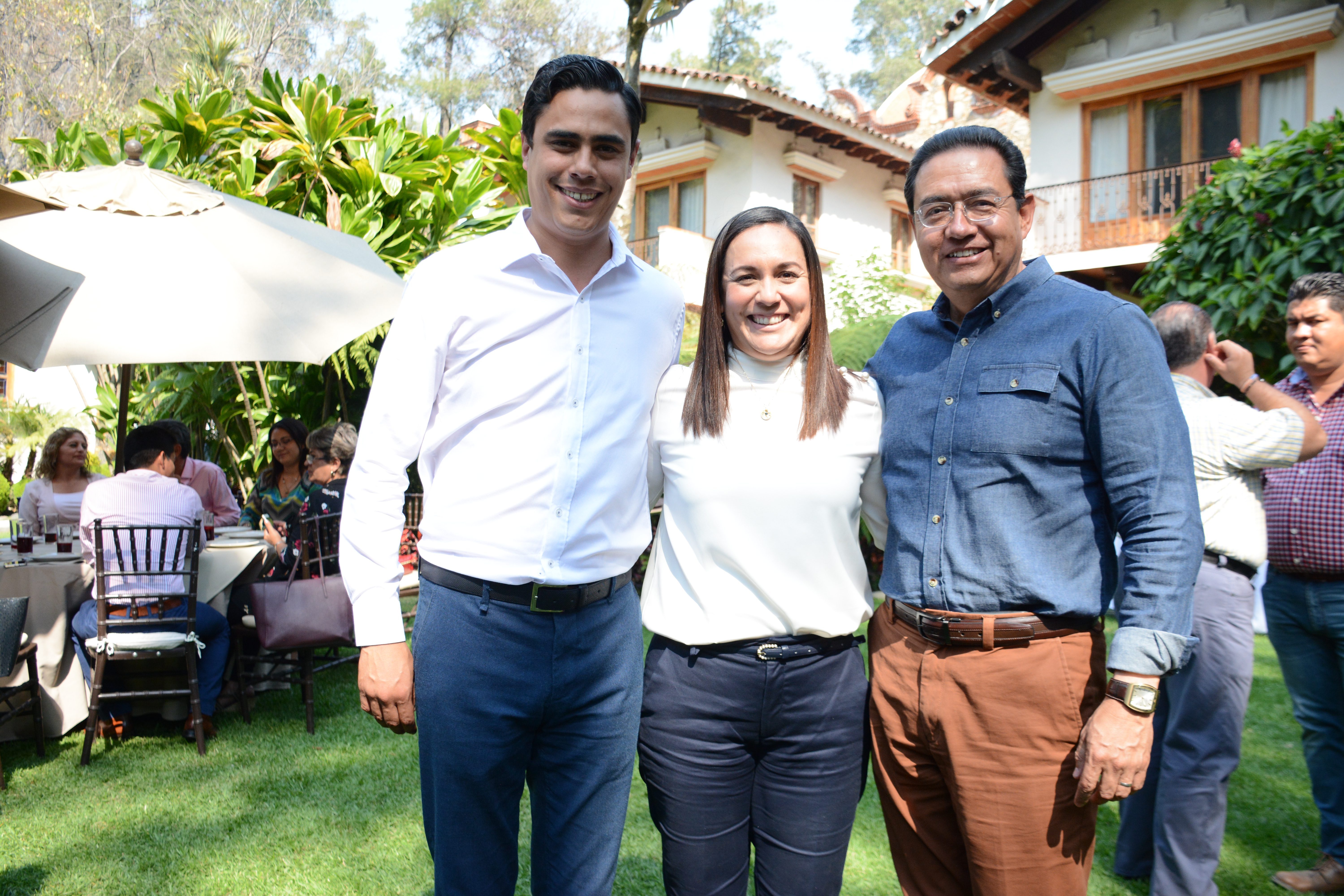 Víctor Caballero conversa con jóvenes