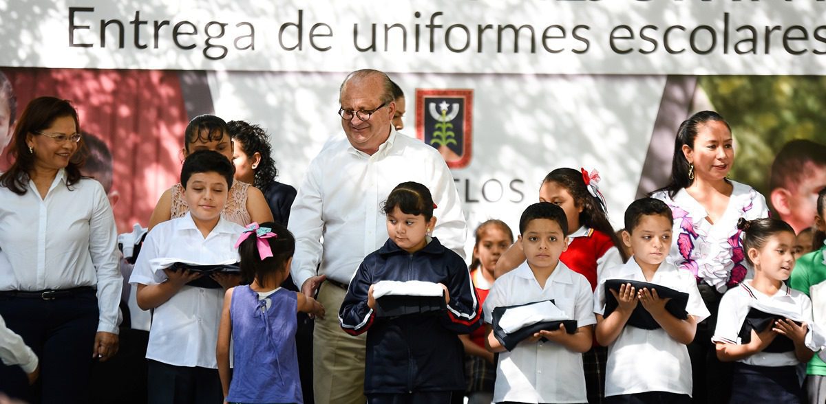 Cumple Morelos con la entrega de uniformes escolares gratuitos a estudiantes de nivel primaria