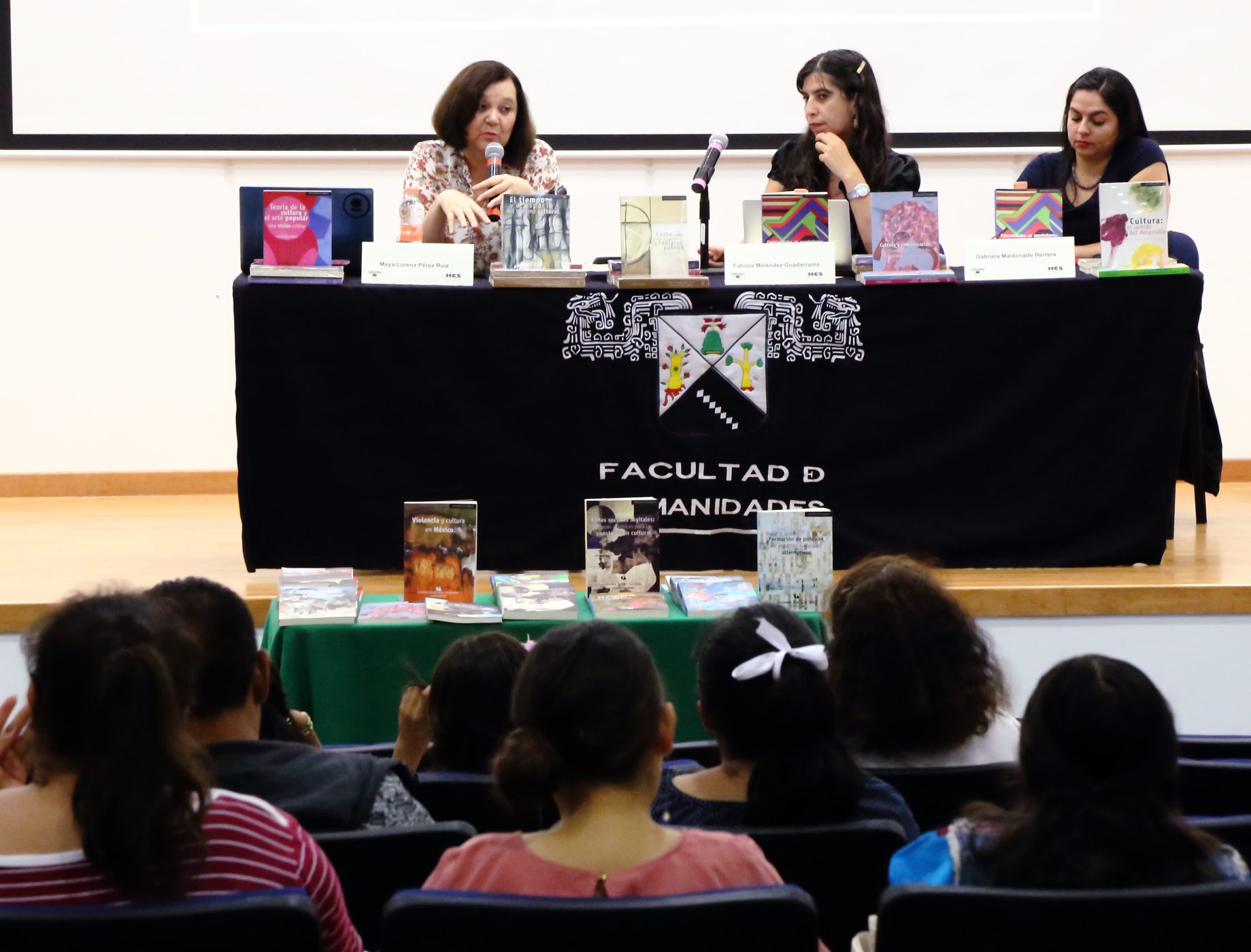 Presentan en la UAEM el libro Comunidades en movimiento