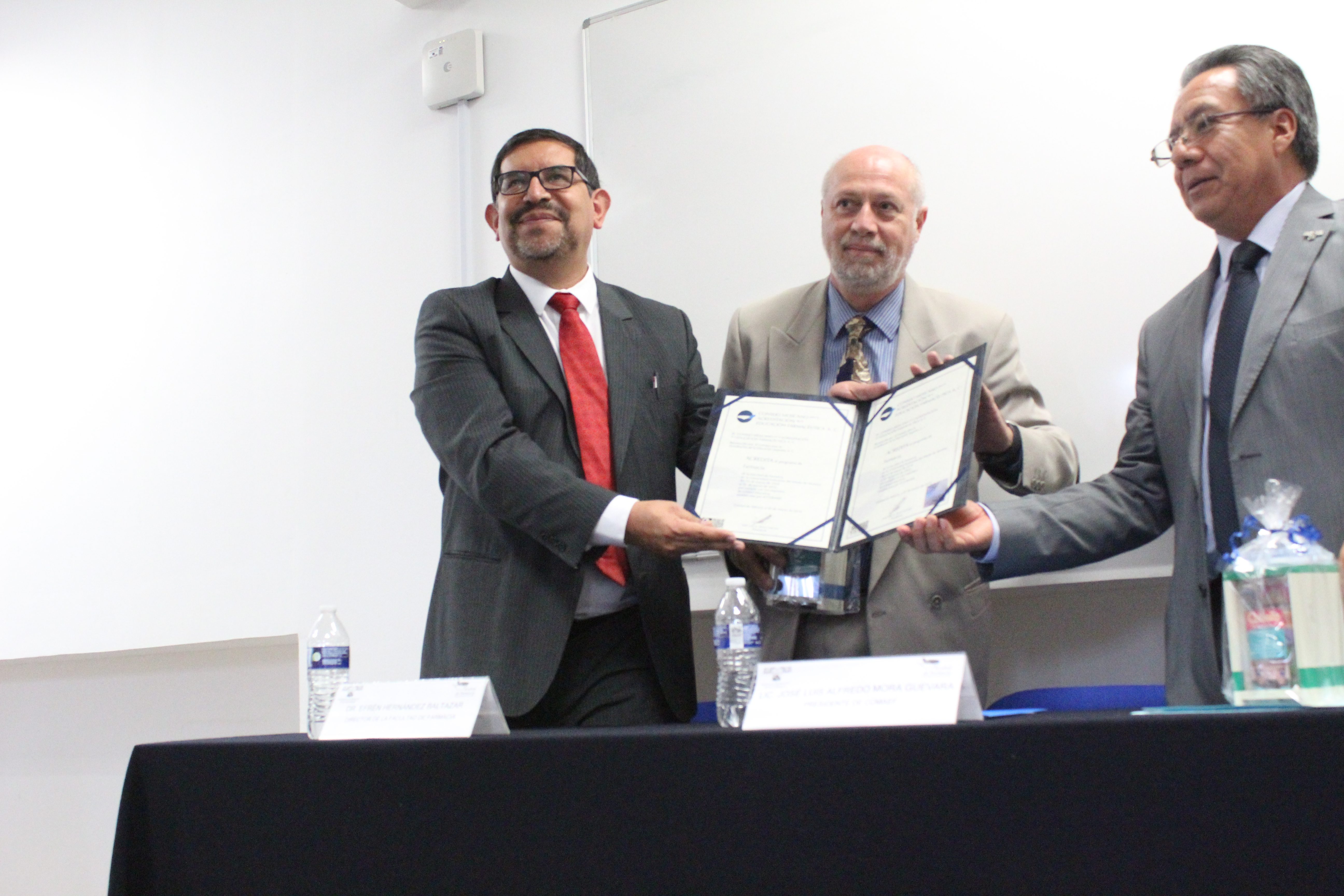 Recibe Licenciatura en Farmacia de la UAEM constancia de acreditación de calidad