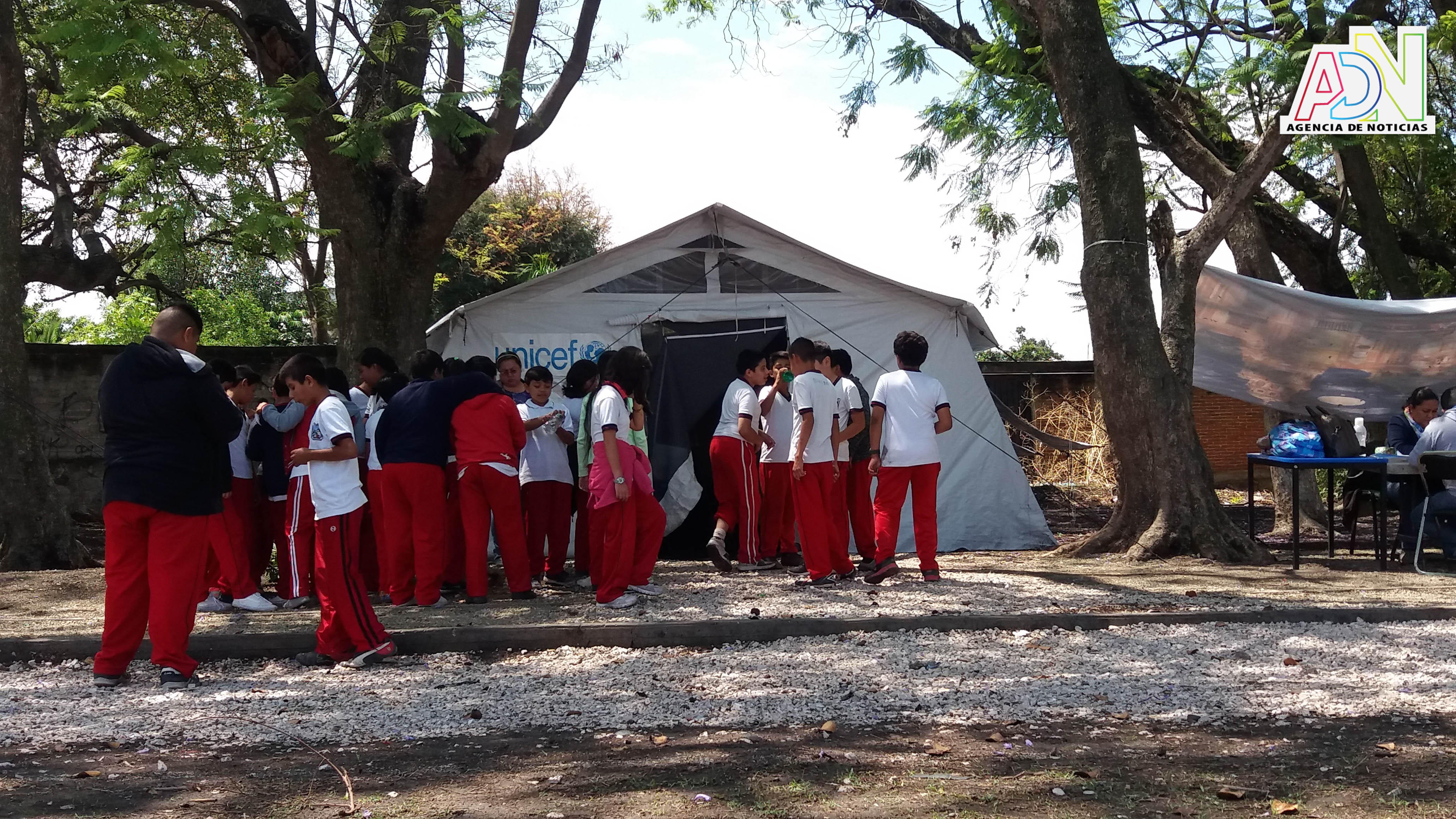 Alumnos de la escuela primaria Lázaro Cárdenas toman clases en aulas donadas por la Unicef