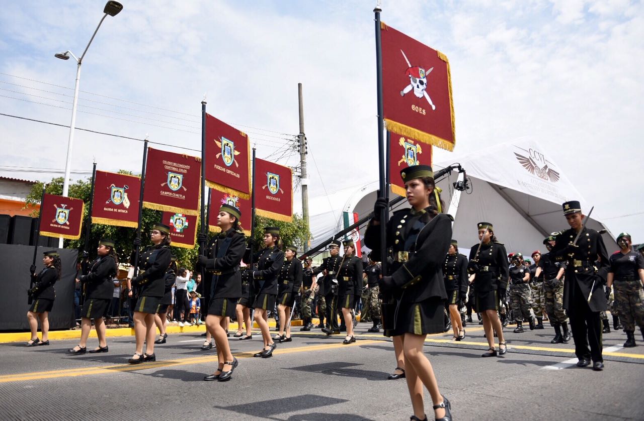 Disfrutan familias de quinto desfile cívico-militar