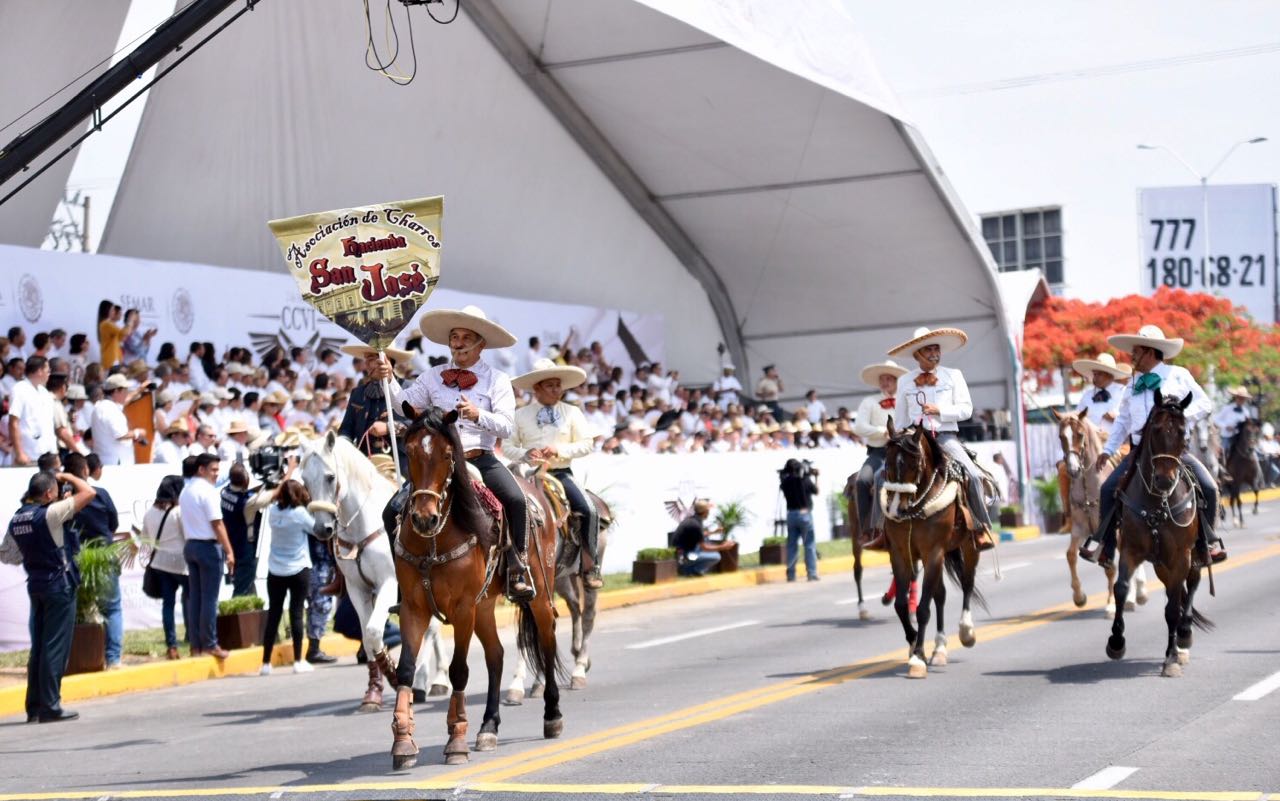 Disfrutan familias de quinto desfile cívico-militar