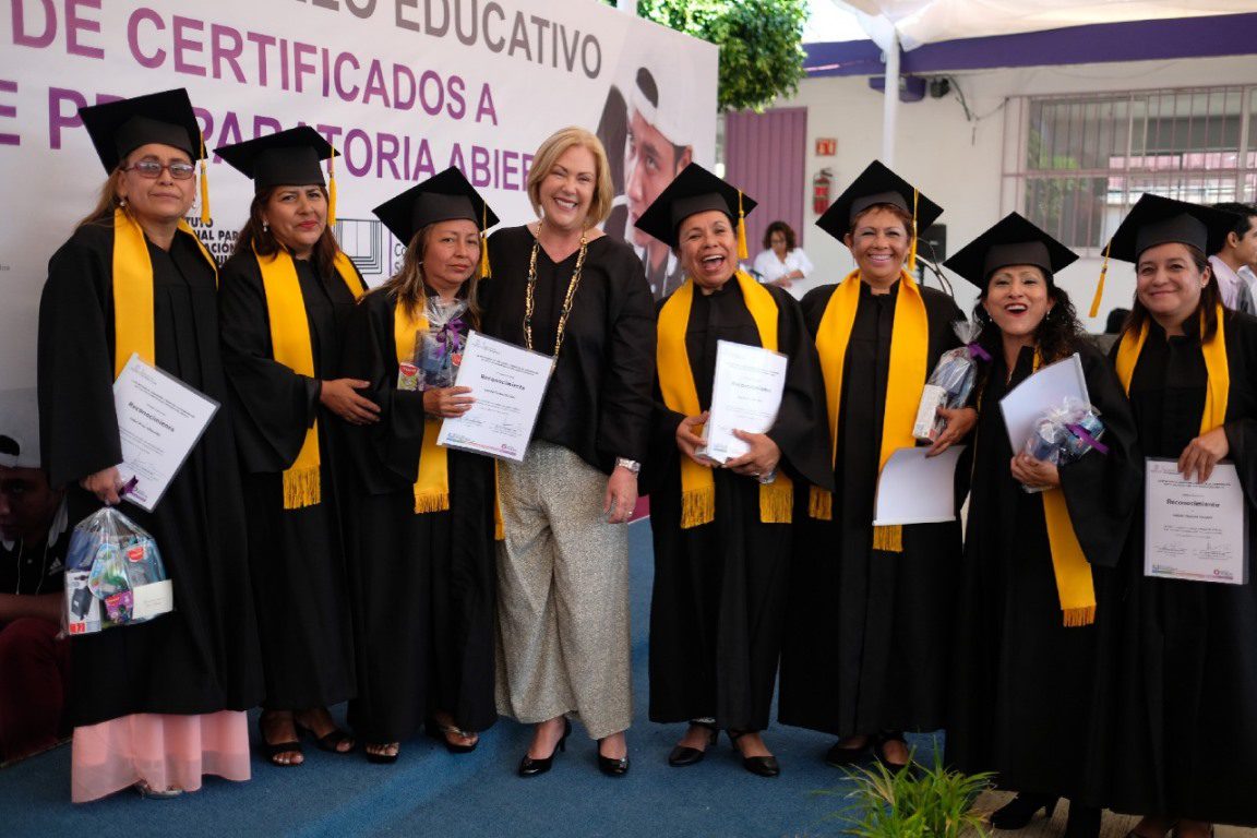 Concluye primera generación de preparatoria abierta en Centro de Desarrollo Educativo
