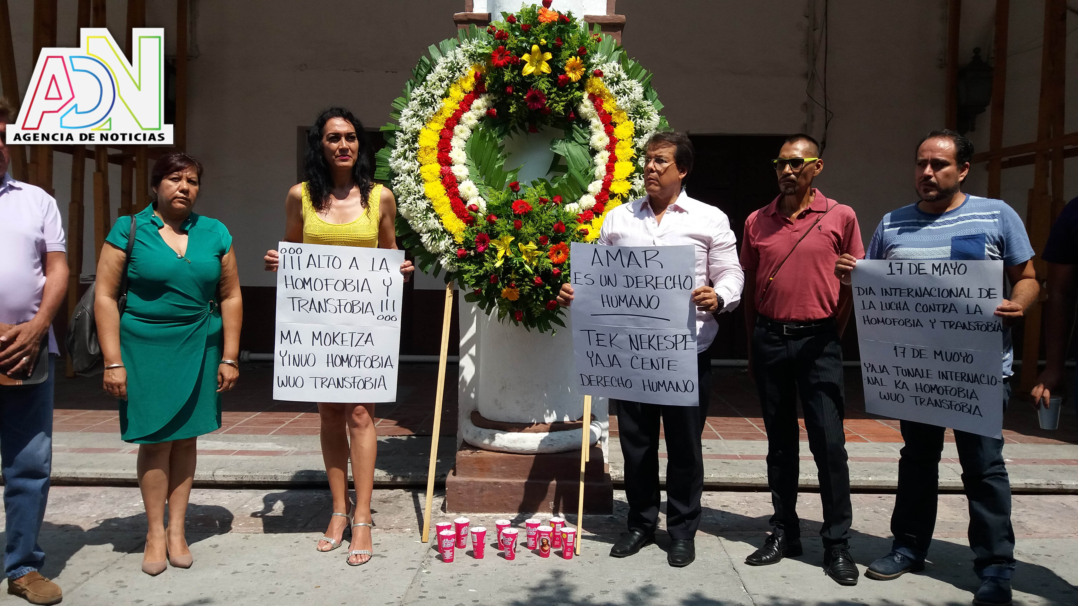 La comunidad LGBT coloca ofrenda a nombre de las personas que han fallecido durante la lucha por defender sus derechos