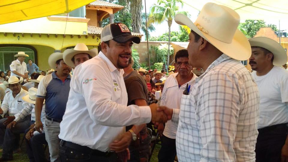 Julio Espín Navarrete recibe apoyo de productores y ganaderos de la región sur