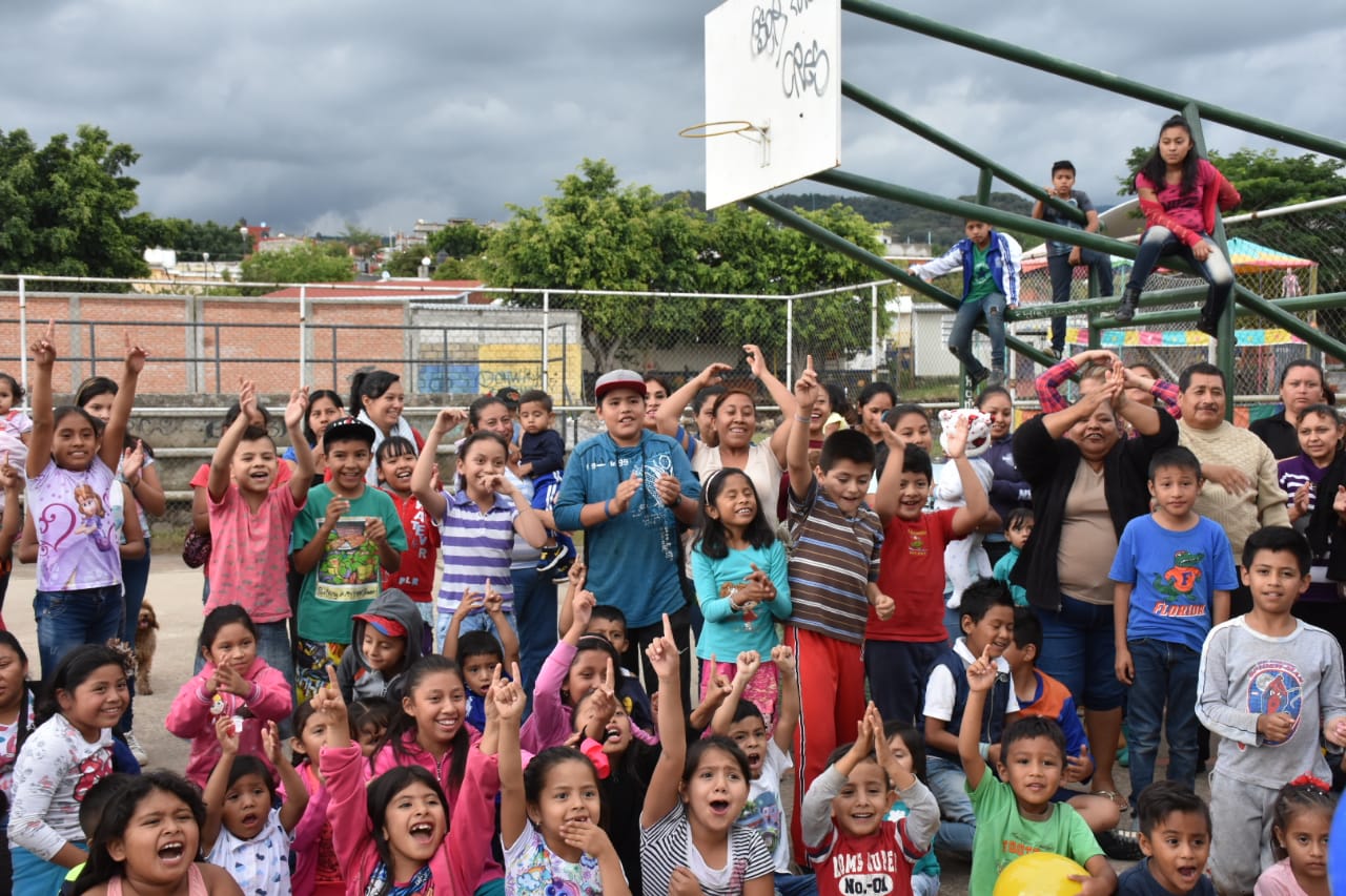 FAMILIAS DE LA COLONIA EL UNIVERSO BRINDAN SU APOYO A BETTY ALATRISTE