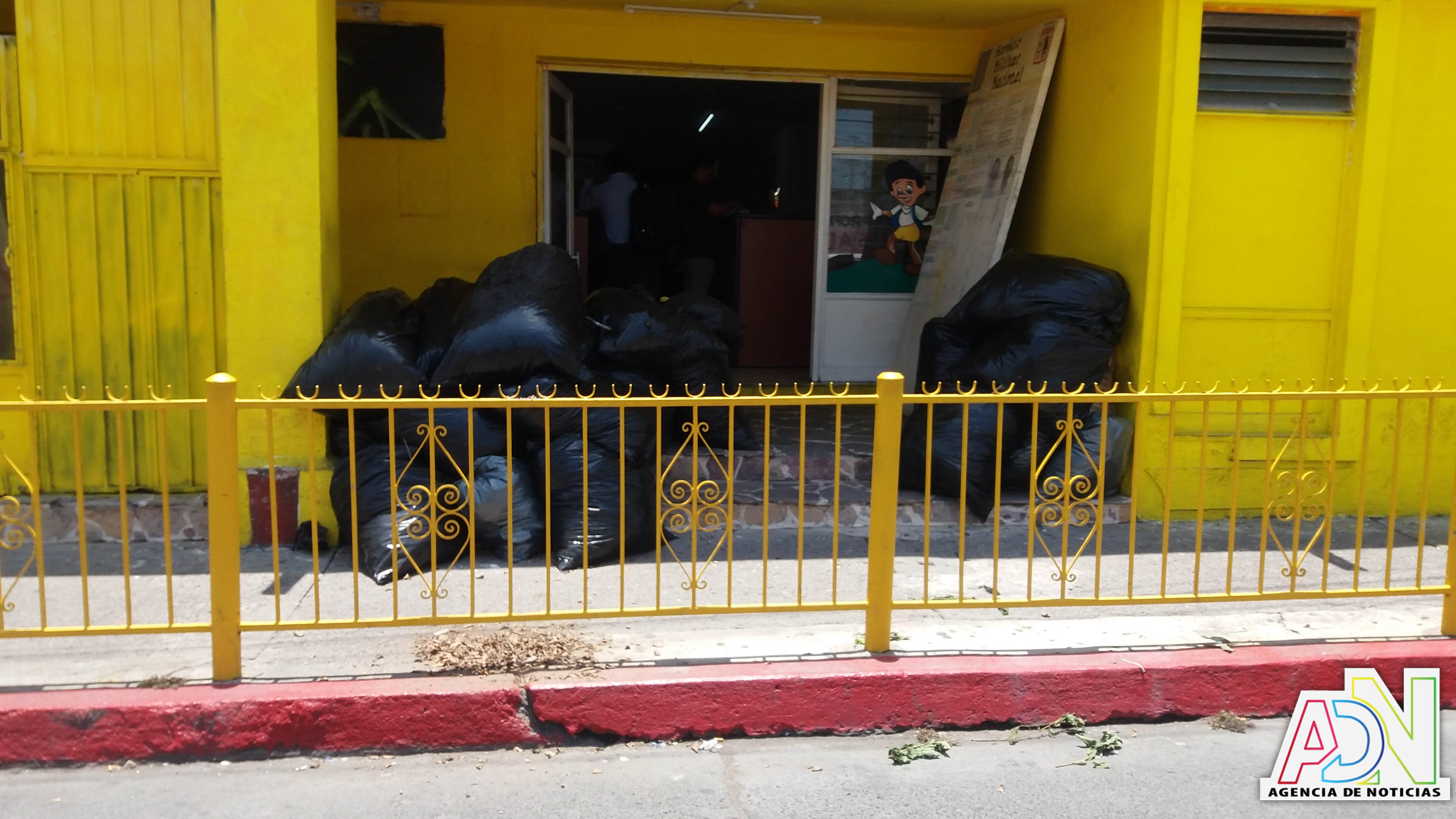 Llevan basura a oficinas provisionales del ayuntamiento de Cuautla por ausencia de camiones recolectores