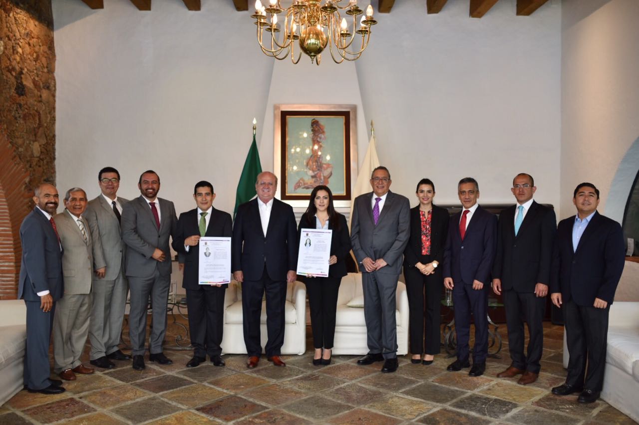 Entrega el Ejecutivo dos nuevas patentes notariales