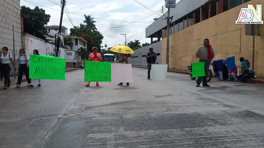 Padres de familia bloquean acceso a escuela primaria