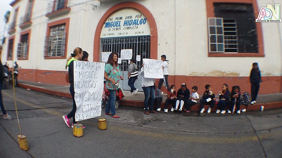 Padres de familia toman instalaciones de escuela en Cuautla