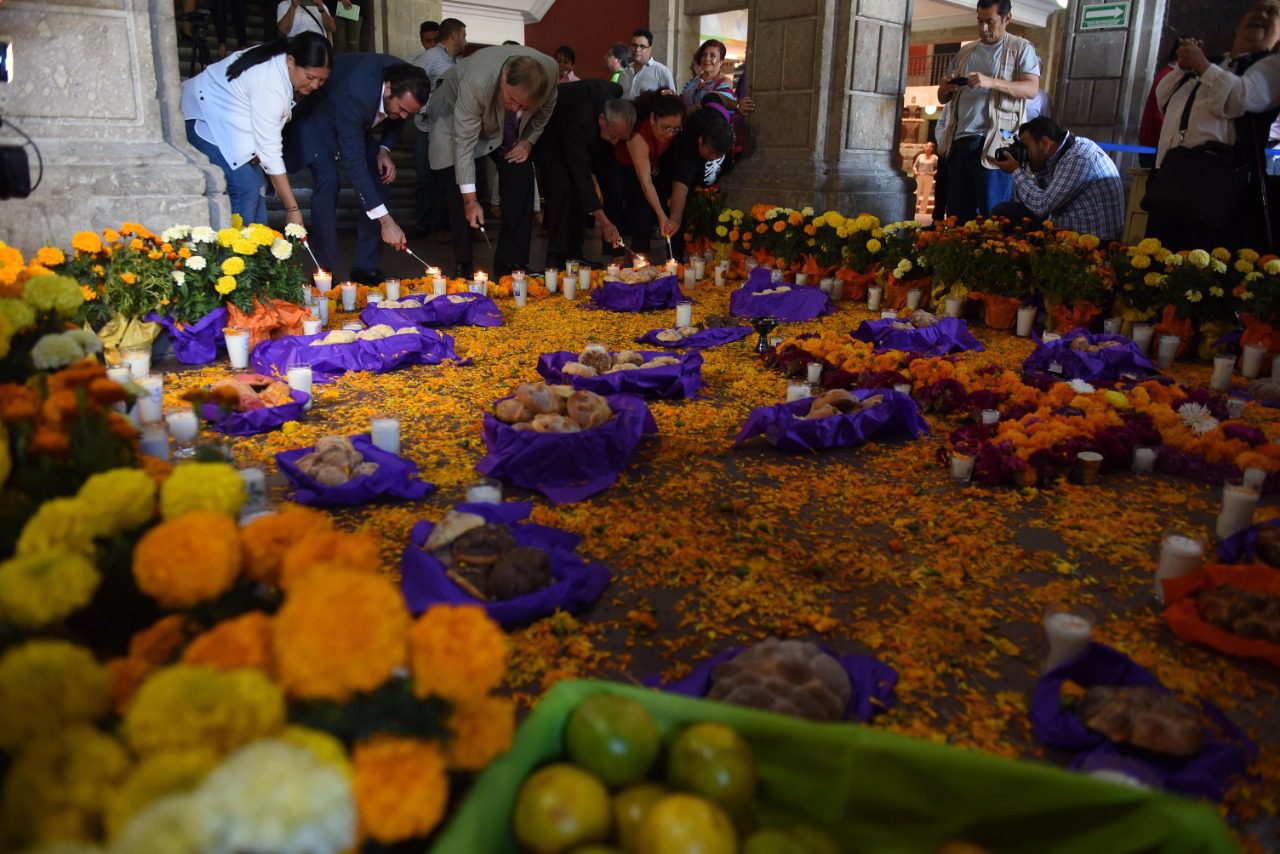 Dedican ofrenda a Emiliano Zapata en palacio de gobierno