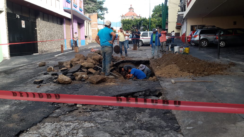 Mini socavón en centro de Cuernavaca