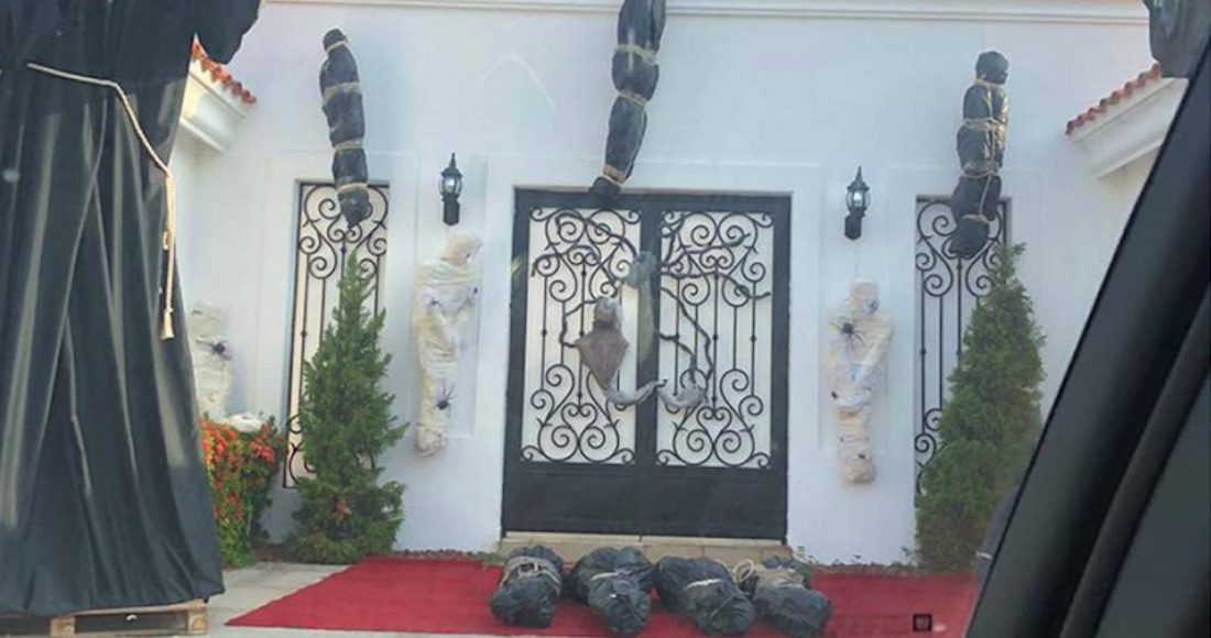 Una casa es “decorada” con bultos que asemejan ser cadáveres envueltos en plástico