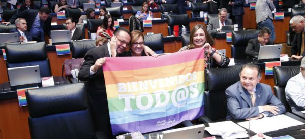 Avala Senado dar seguro IMSS o ISSSTE a parejas homosexuales
