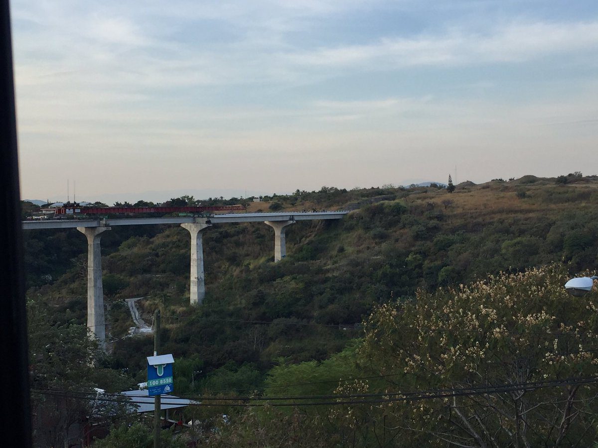 Puente Apatlaco terminado pero inservible, no tiene fin