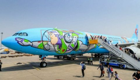 ¡Al infinito y más allá! China lanza avión con temática de “Toy Story”