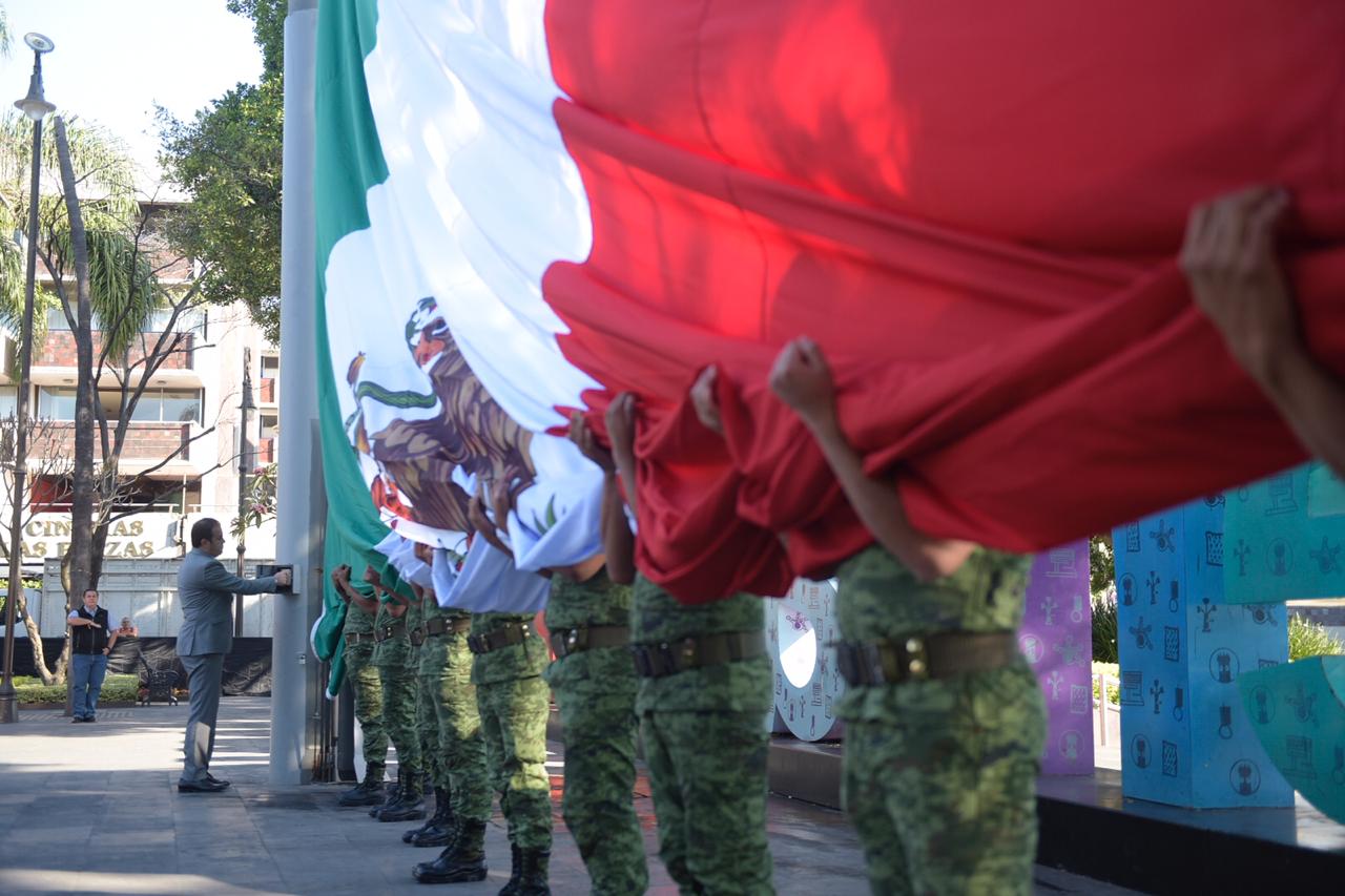 Conmemoran el Día de la Constitución en Plaza de Armas