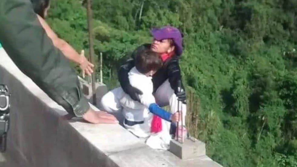 Deudas pudieron provocar suicidio de mujer con hijo en brazos