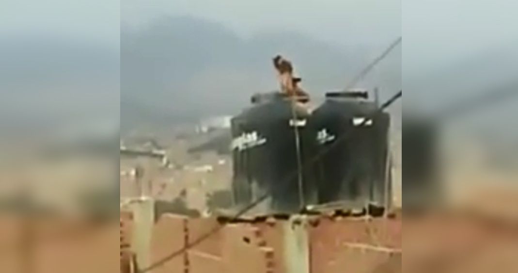 Mujer golpea y encierra a sus hijas en un tinaco (VIDEO)