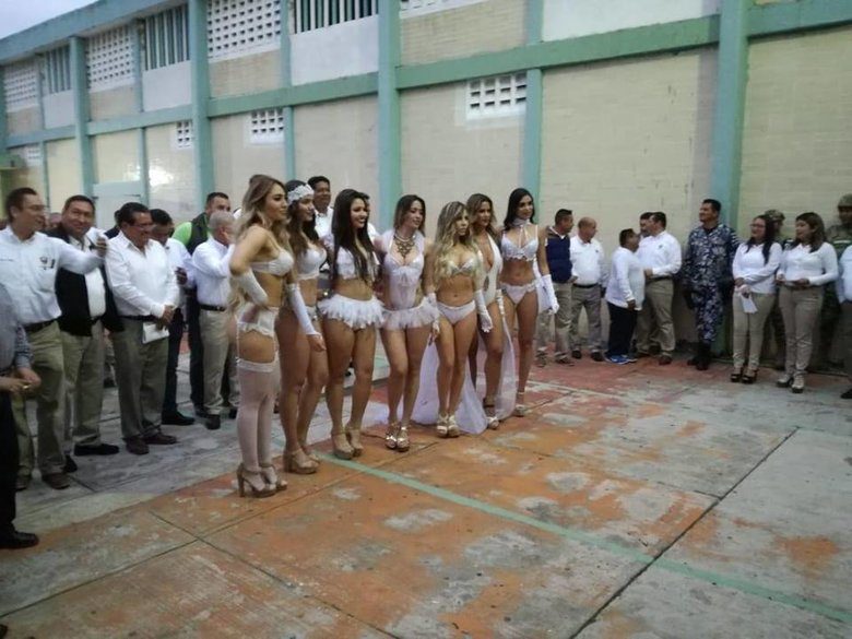 Sindicato celebra expropiación petrolera con edecanes en lencería