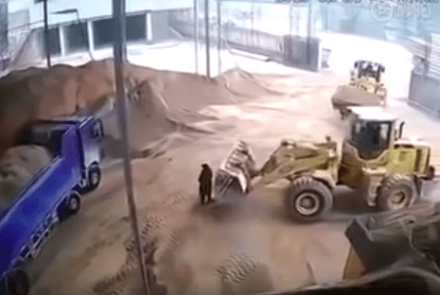 Mujer es atrapada y lanzada a una trituradora (VIDEO)