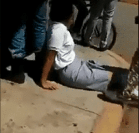 Hombre golpea y arrastra del cabello a jovencita por haberse ido de pinta (Video)