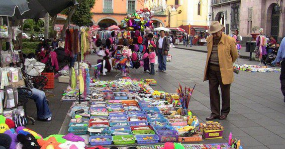 Comerciantes informales ganan más que profesionistas en México
