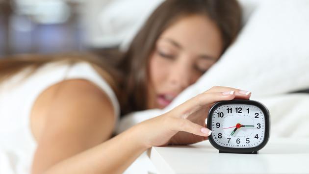 Las mujeres necesitan dormir más que los hombres porque sus cerebros trabajan más