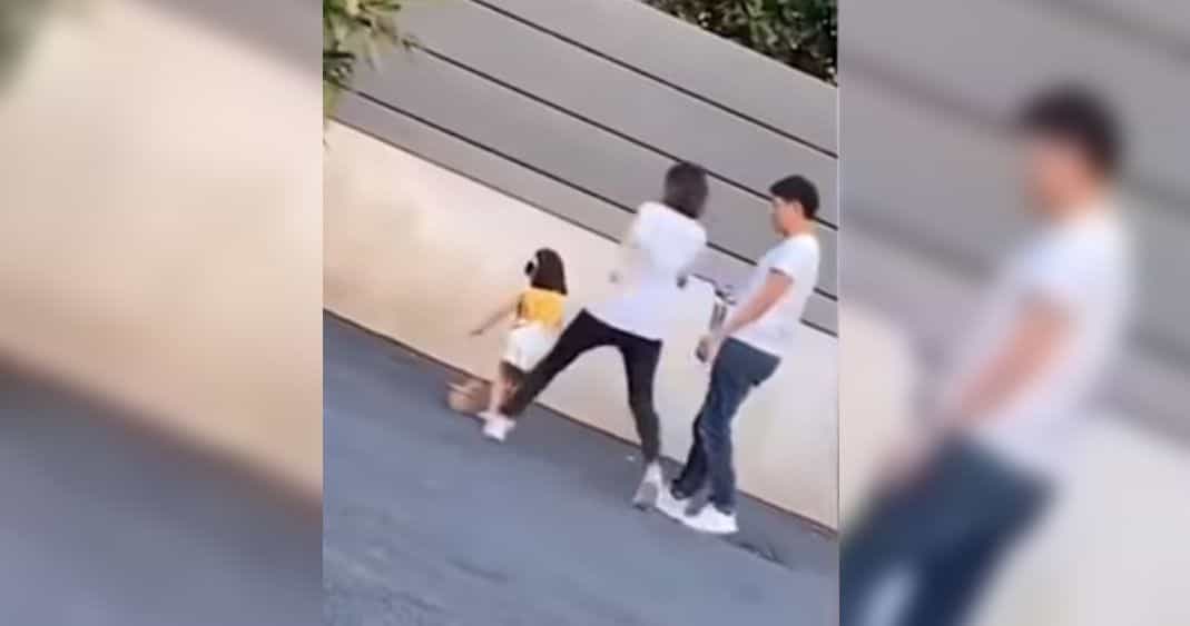 Mujer patea a su hija por no posar bien para unas fotos