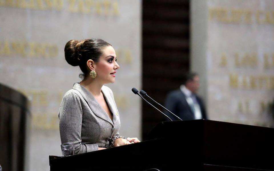 Diputada regala dinero en Twitter