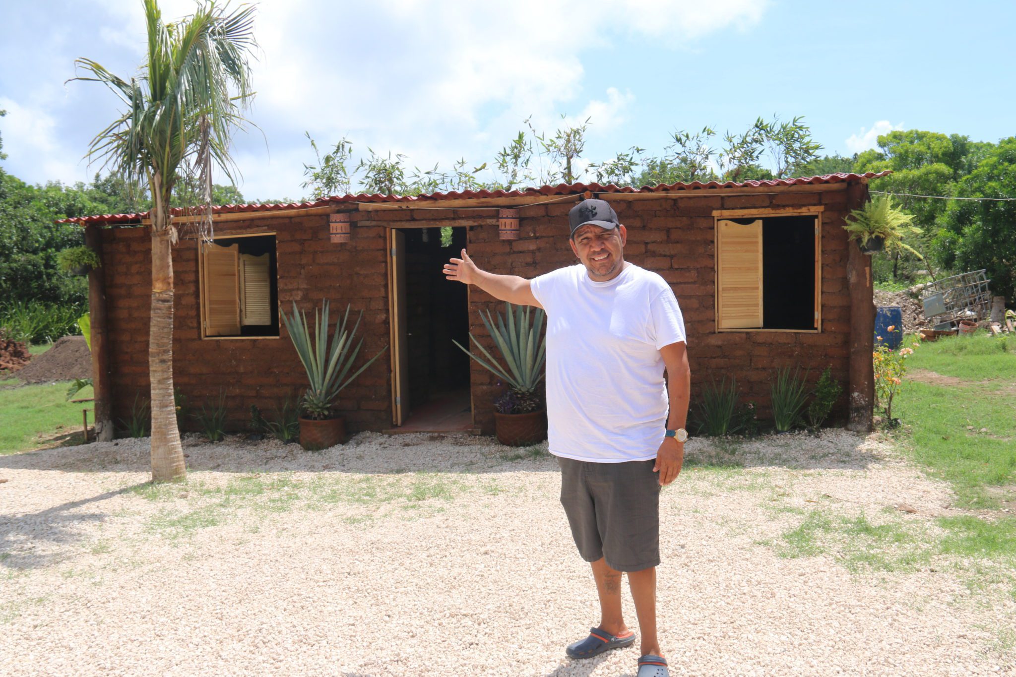Mexicano usa el sargazo para construir casas