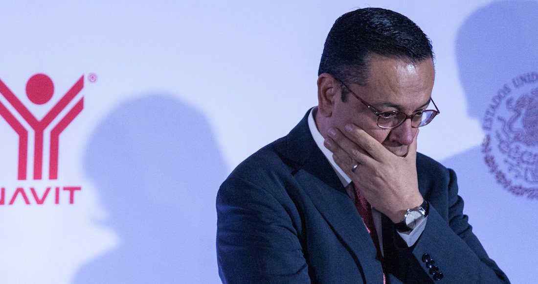 Renuncia director del IMSS y denuncia neoliberalismo en gabinete de AMLO