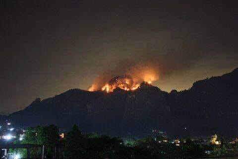 Incendio forestal consume cerro en Tepoztlán