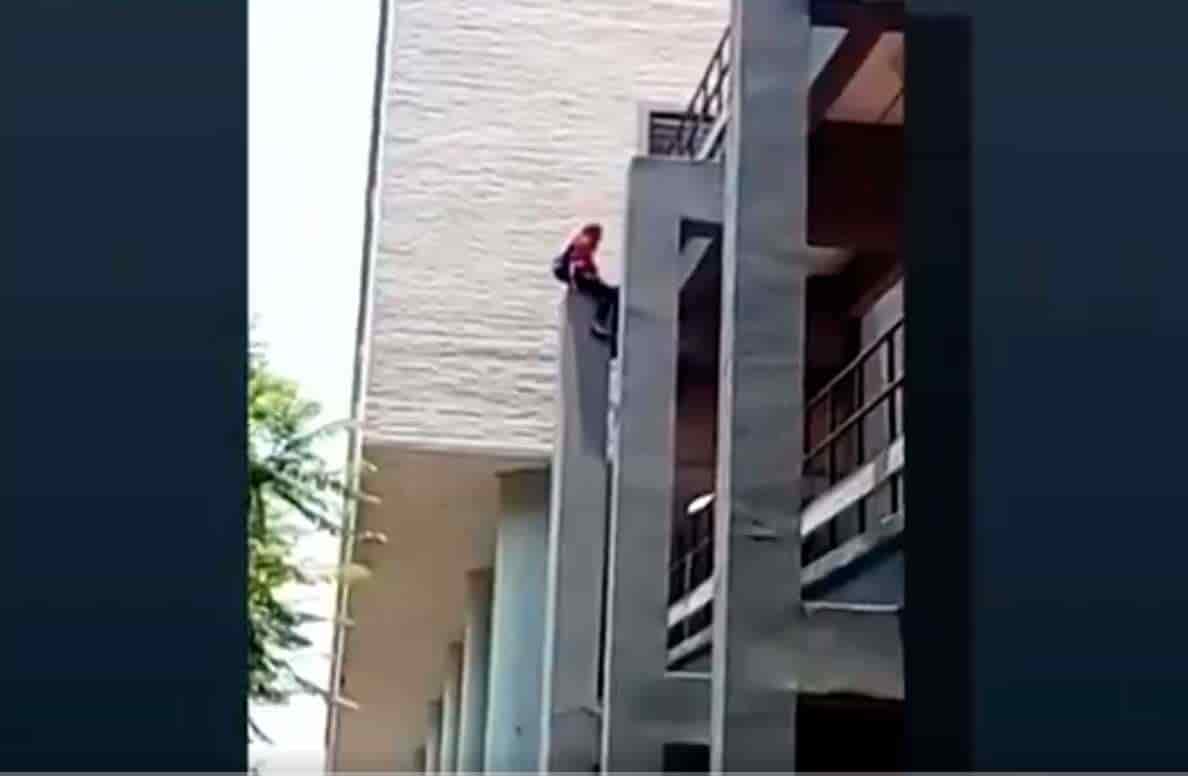 Estudiante de la UNAM intenta suicidarse por reporbar examen