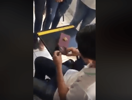 Jóvenes de bachillerato hacen ‘coperacha’ para regalarle celular a compañero