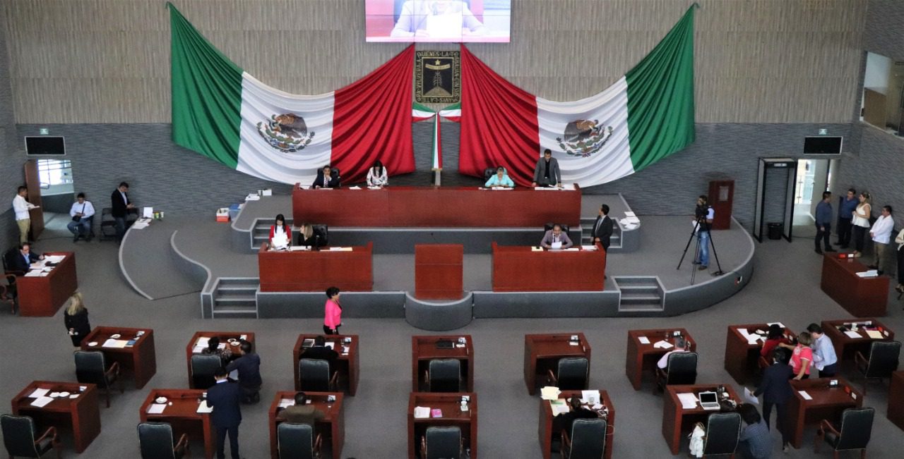 Proponen que diputados hagan honores a la bandera