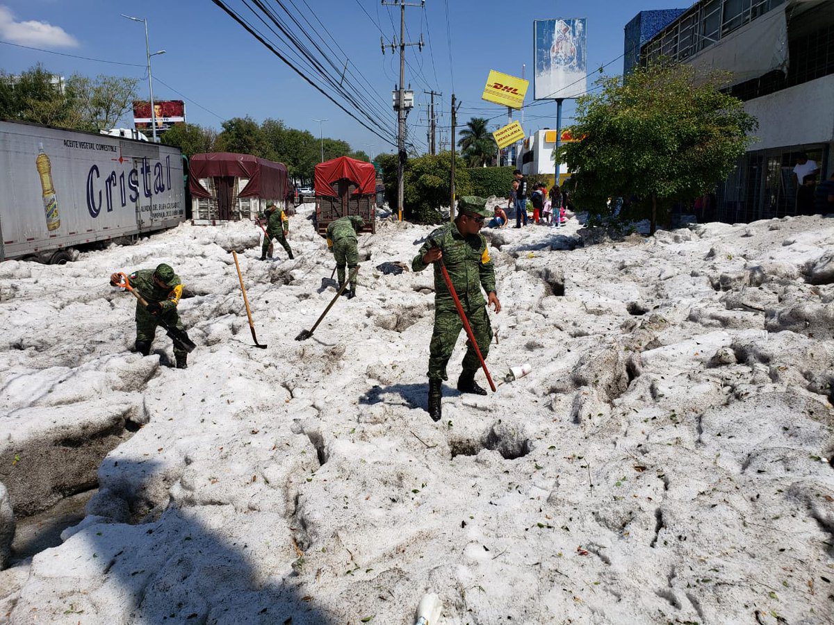 Granizada sepultó en hielo a Tlaquepaque, hay afectaciones