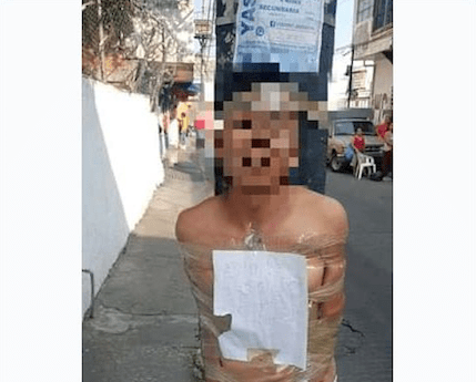 Desnudan y exhiben en poste a presunto ladrón de Cuernavaca