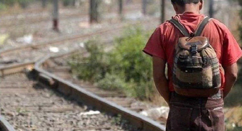 Encuentran a niño migrante abrazado del cadáver de su padre en Morelos