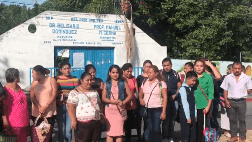 Familias exigen maestro para primaria de Emiliano Zapata