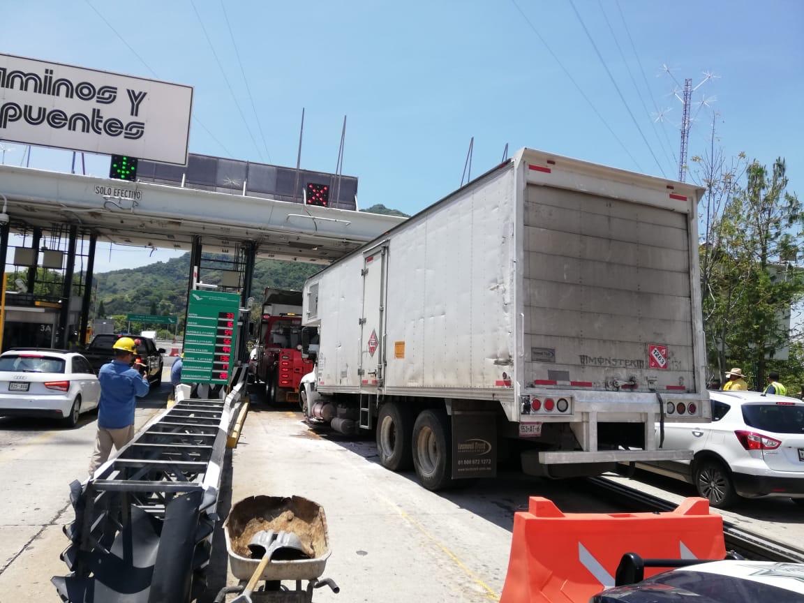 Camión sin frenos impacta contra autos y la Caseta de Tepoztlán