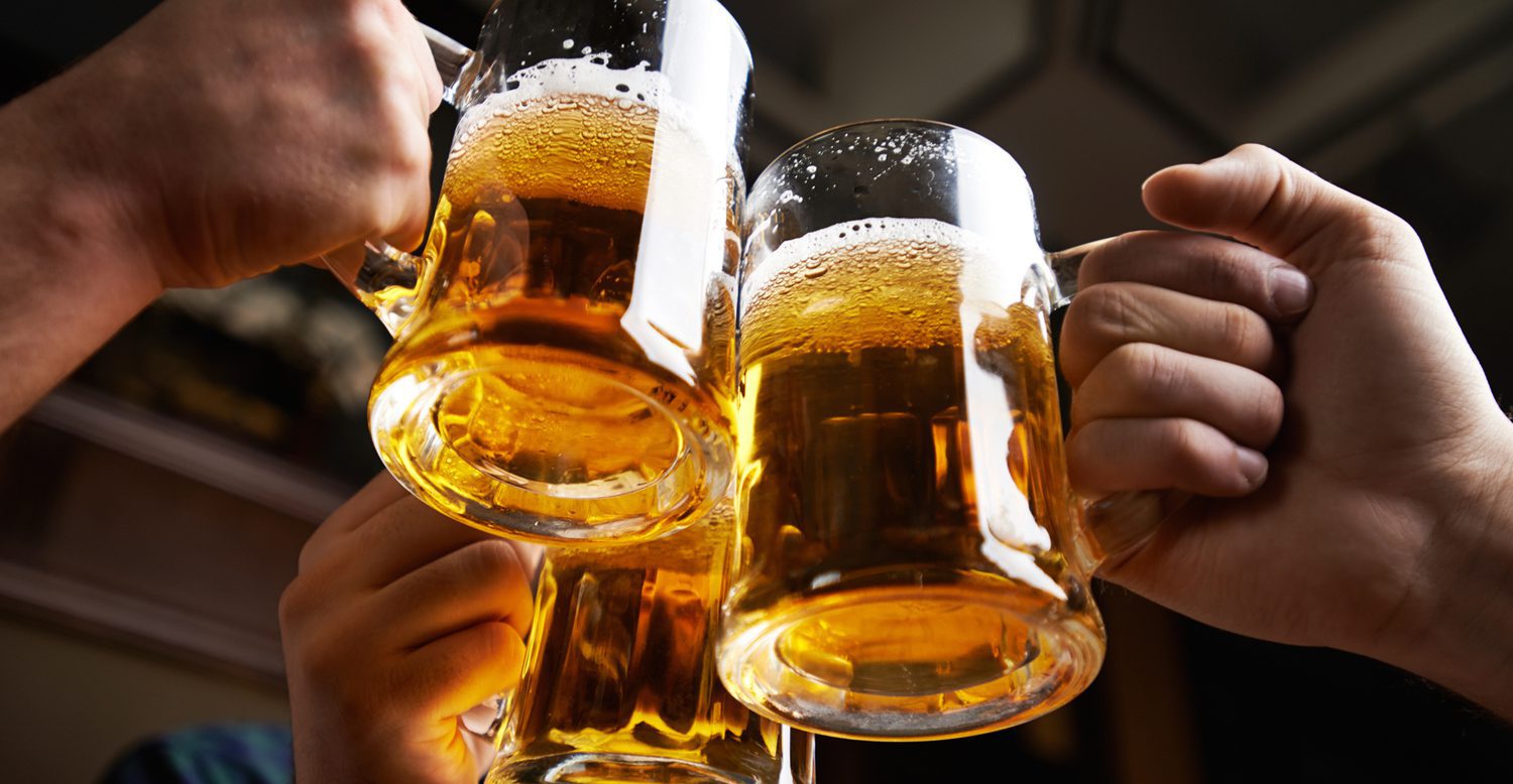 ¿Te pican los mosquitos? Tal vez sea porque tomas mucha cerveza