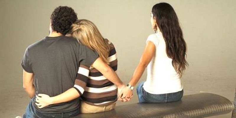 Hombre se casa con sus dos novias “para no herir a ninguna”