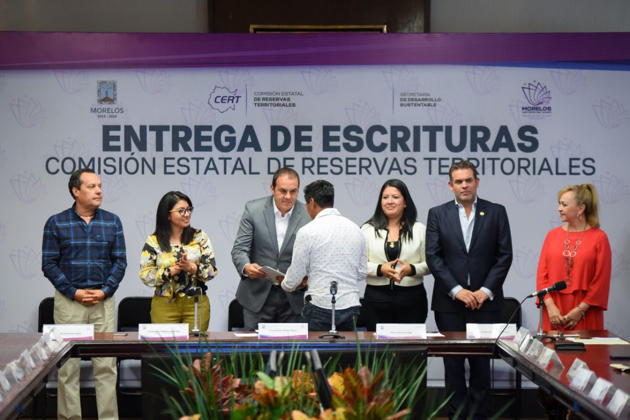 Entregan ESCRITURAS GRATUITAS a familias de 16 municipios