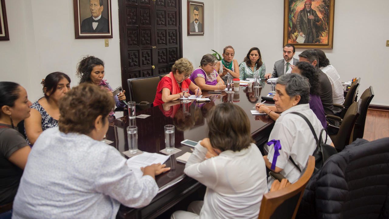 Escuchan a feministas que exigen alto a la violencia de género