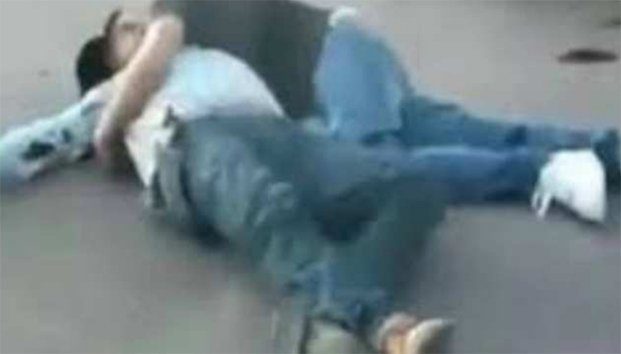Padre e hijo mueren abrazados durante balacera (VIDEO)