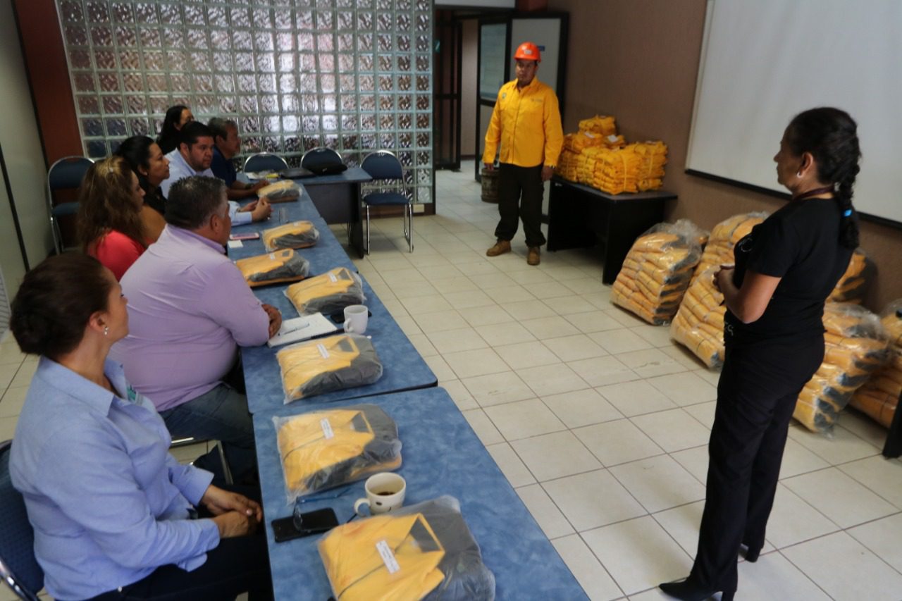 Maestros de la UTEZ diseñan uniformes de combatientes de incendios
